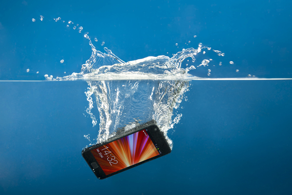Сенсорный телефон и вода